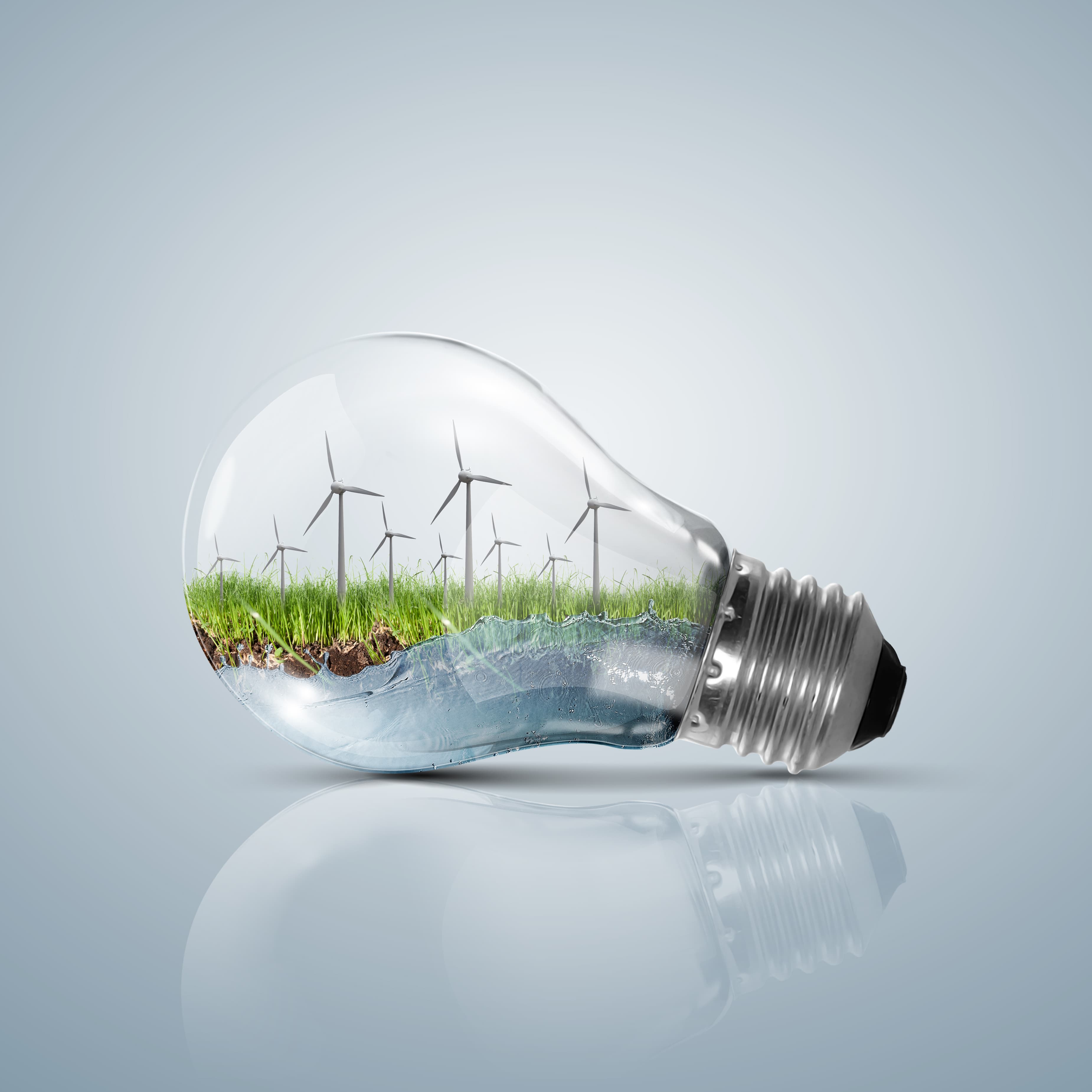 Illustration av en glödlampa med symboler för förnybar energi